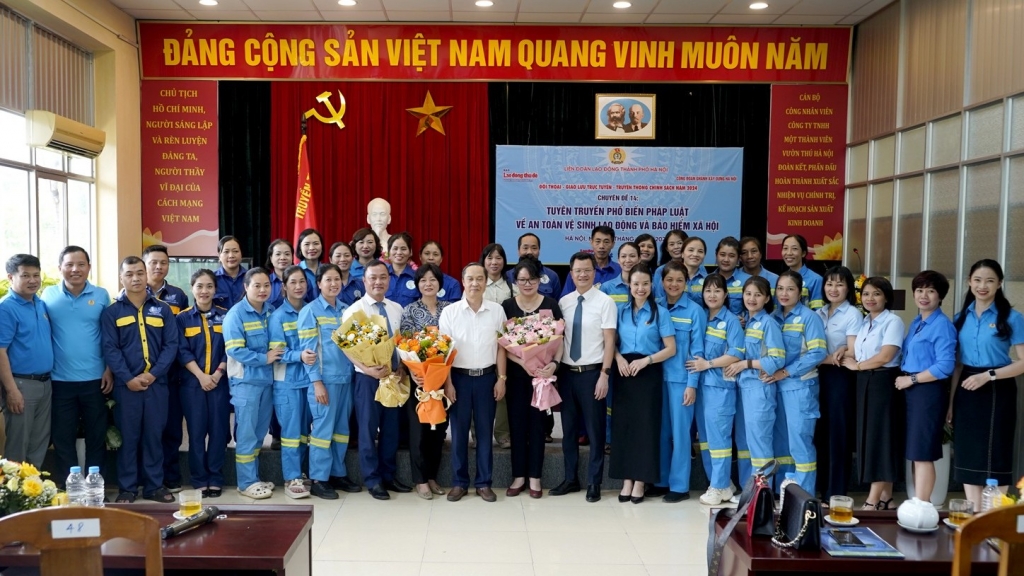 TRỰC TUYẾN HÌNH ẢNH: Tuyên truyền pháp luật về an toàn vệ sinh lao động và bảo hiểm xã hội