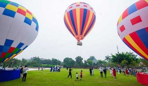 Du khách có thể du ngoạn trên khinh khí cầu khi đến Sơn Tây