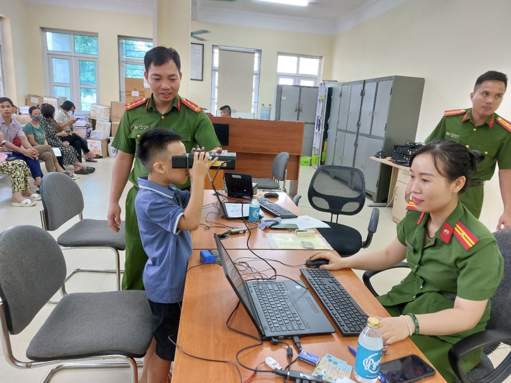 Cấp căn cước cho công dân Việt Nam trở về từ nước ngoài tại sân bay