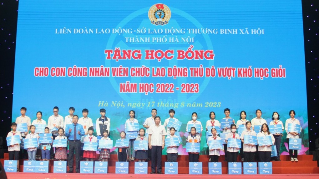 Sẽ hỗ trợ 200 suất học bổng cho con công nhân, viên chức, lao động vượt khó học giỏi