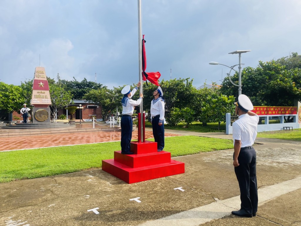 Thiêng liêng nghi lễ treo cờ rủ Quốc tang Tổng Bí thư Nguyễn Phú Trọng tại Trường Sa, Nhà giàn DK-I và tàu trực