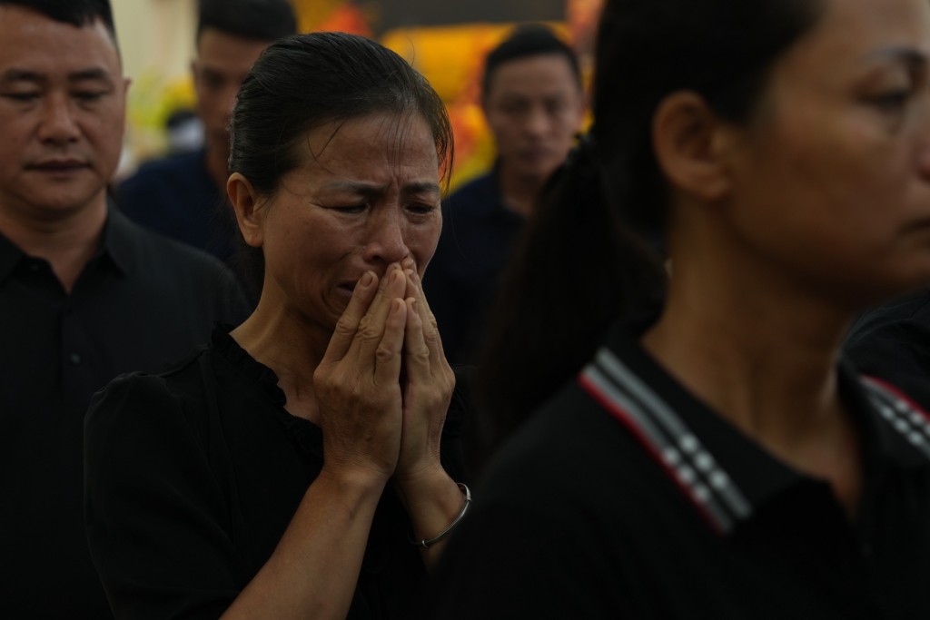 Người dân tiếp tục đến viếng Tổng Bí thư Nguyễn Phú Trọng với lòng tiếc thương vô hạn