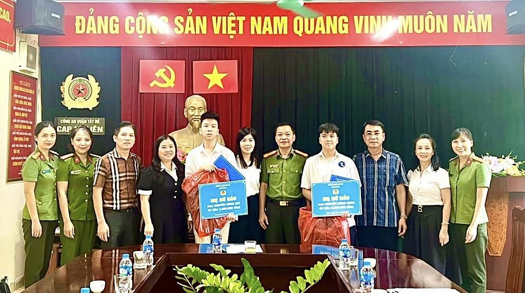 Lan tỏa yêu thương từ “Mẹ đỡ đầu” mang sắc phục Công an nhân dân