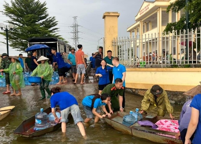 Lực lượng Công an  xã vùng “rốn lũ” dọn dẹp vệ sinh môi trường