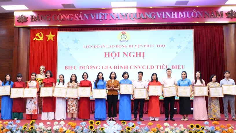 Phúc Thọ: Biểu dương 37 gia đình công nhân, viên chức, lao động tiêu biểu