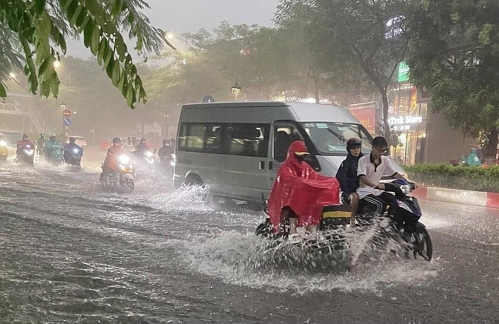 Hà Nội mưa to, nhiều tuyến phố bị ngập