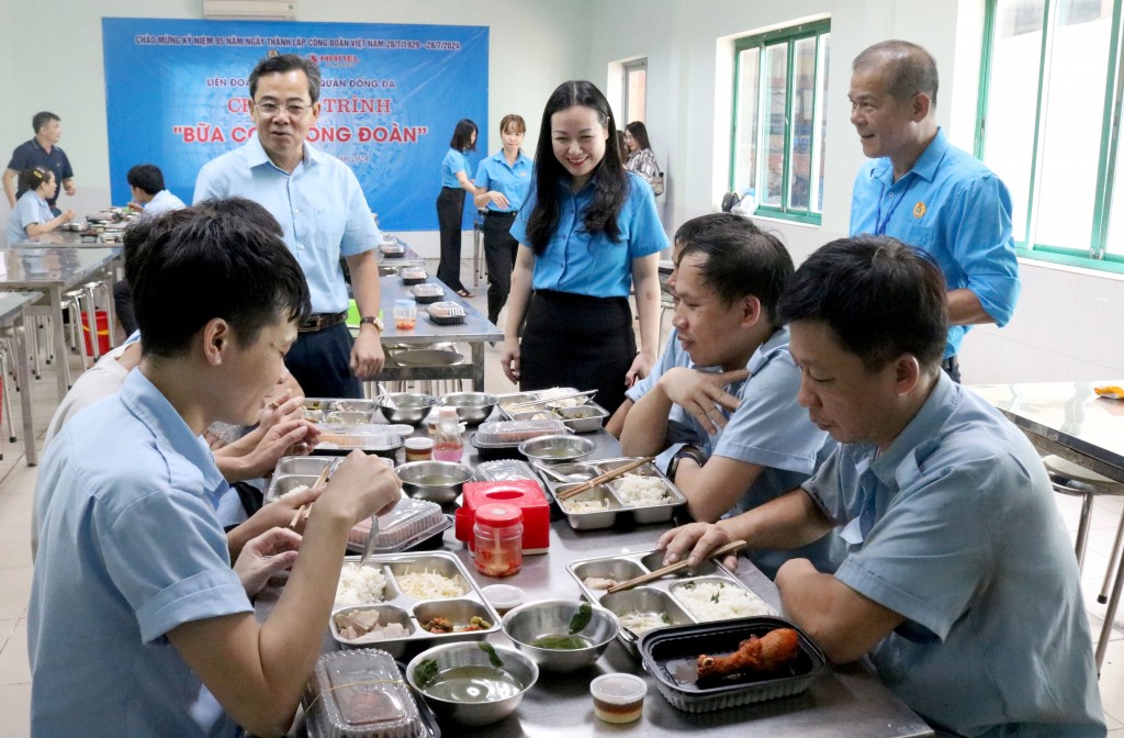 “Bữa cơm Công đoàn” ấm lòng đoàn viên, người lao động