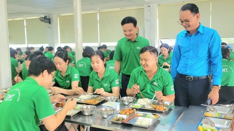 Hơn 500 công nhân lao động phấn khởi dự "Bữa cơm Công đoàn"