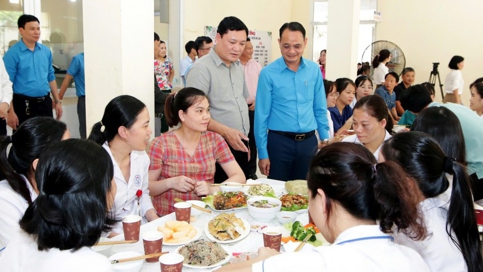 “Bữa cơm Công đoàn” ấm lòng đoàn viên, người lao động