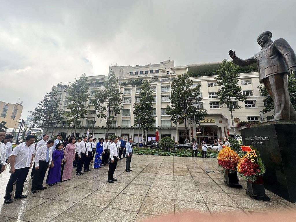 Phó Bí thư Thành ủy thành phố Hà Nội Nguyễn Văn Phong dâng hương, dâng hoa tại Tượng đài Bác Hồ