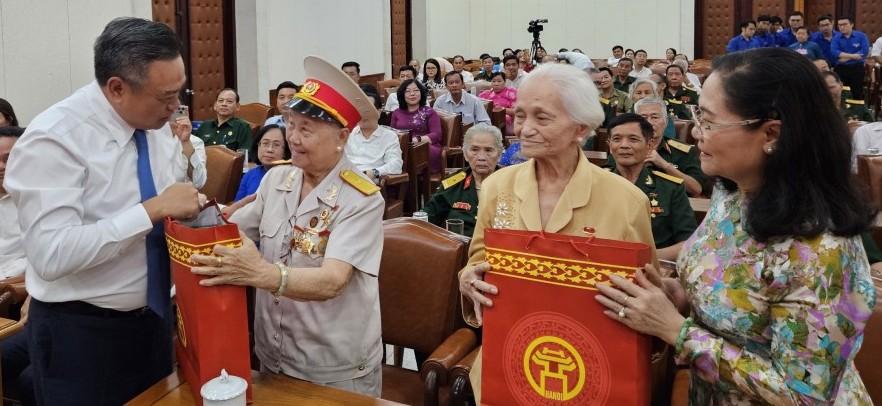 Lãnh đạo thành phố Hà Nội và Thành phố Hồ Chí Minh tặng quà gia đình chính sách