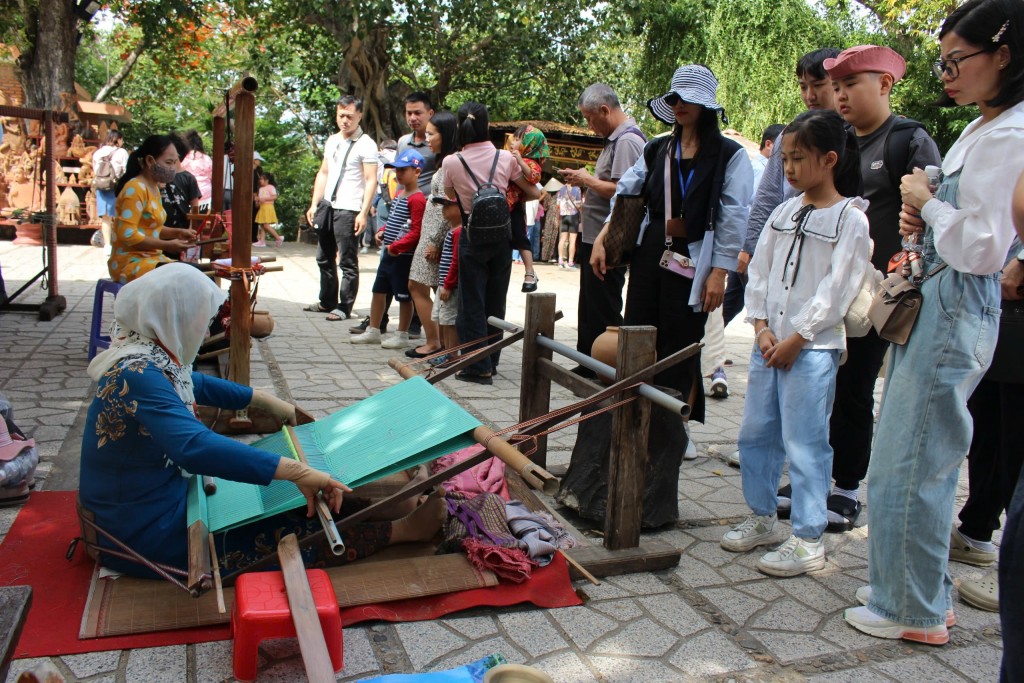 Khánh Hòa "thừa" điểm du lịch đẹp, thiếu sản phẩm lưu niệm đặc trưng