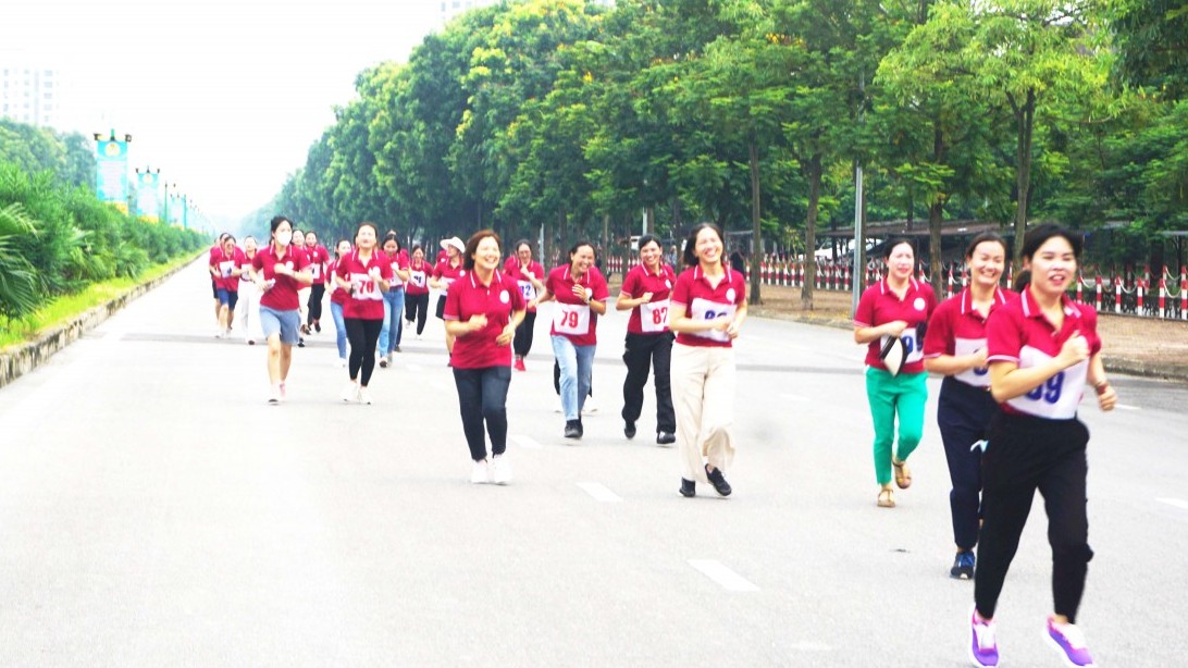 Gần 200 đoàn viên Công đoàn Khối hiệp quản quận Long Biên tham gia Giải chạy Báo Hànộimới