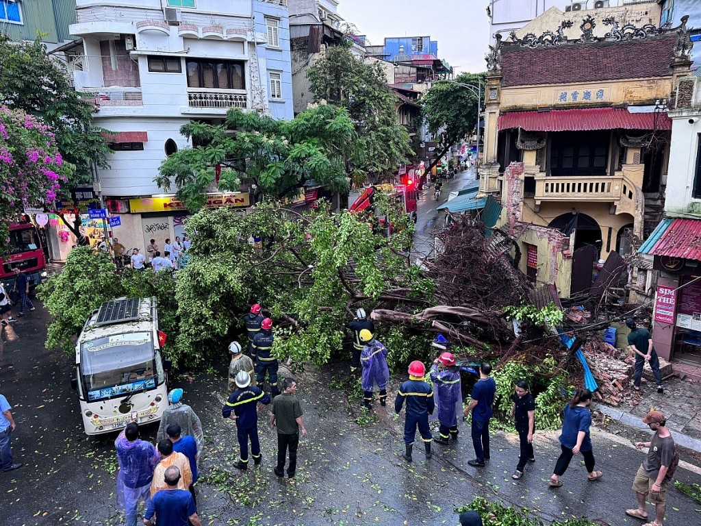 Chủ tịch UBND thành phố Hà Nội khuyến cáo người dân không ra khỏi nhà trong mưa bão