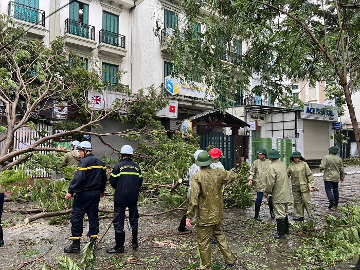 Quận Nam Từ Liêm: 140 cây đổ, gãy cành và 4 nhà tốc mái