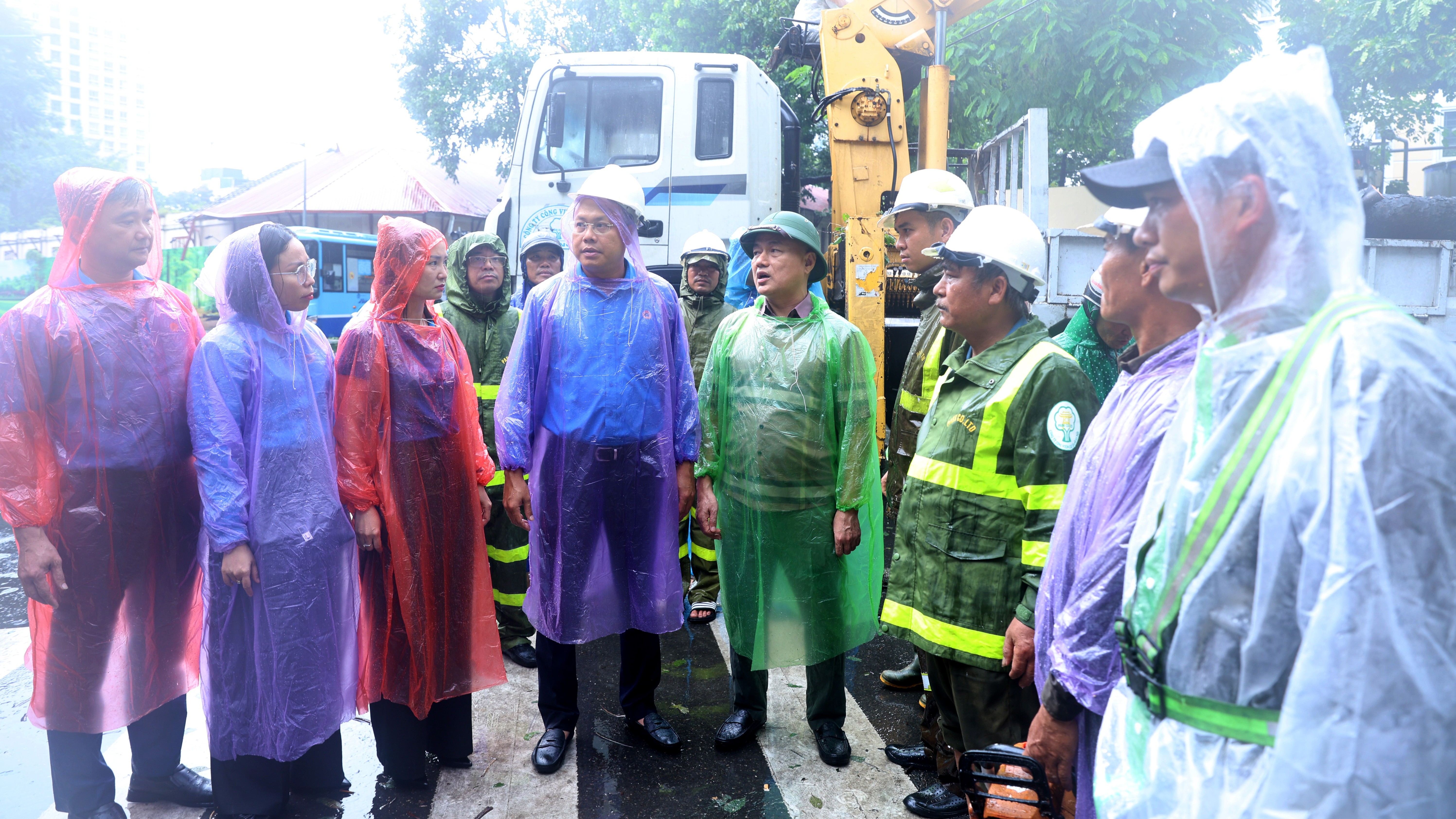 Chủ tịch LĐLĐ thành phố Hà Nội thăm, động viên công nhân tham gia khắc phục sự cố sau bão số 3