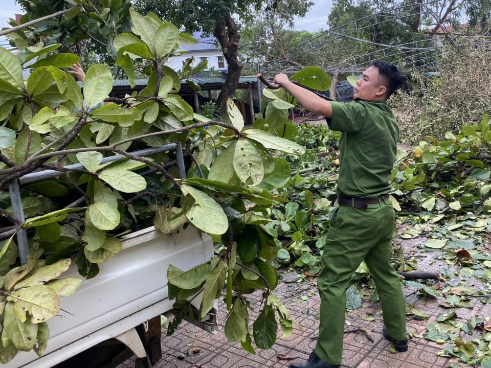 Công an huyện Phú Xuyên hỗ trợ nhân dân khắc phục hậu quả sau cơn bão số 3