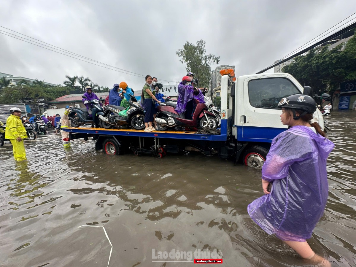 Mưa ngập khiến hàng trăm xe chết máy, Cảnh sát giao thông hỗ trợ người dân di chuyển