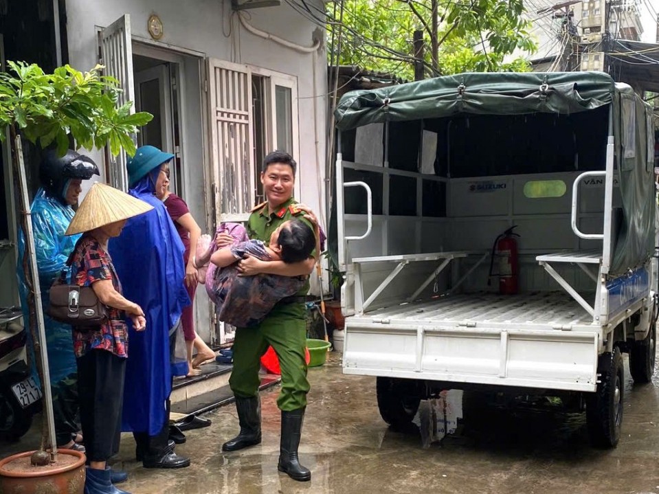 Công an lập 14 chốt cửa khẩu ngăn người dân không đi ra vùng lũ