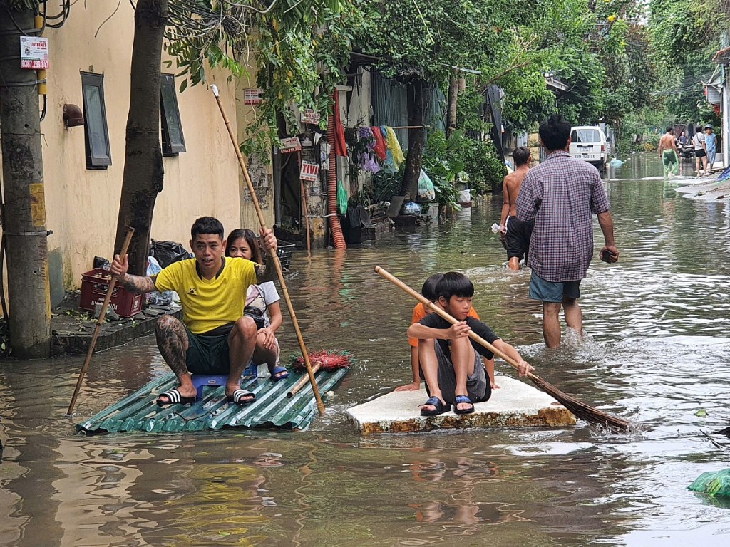 Khu vực ngoài đê Tứ Liên, Tây Hồ: Nước vẫn ngập, hầu hết các hộ dân phải di dời