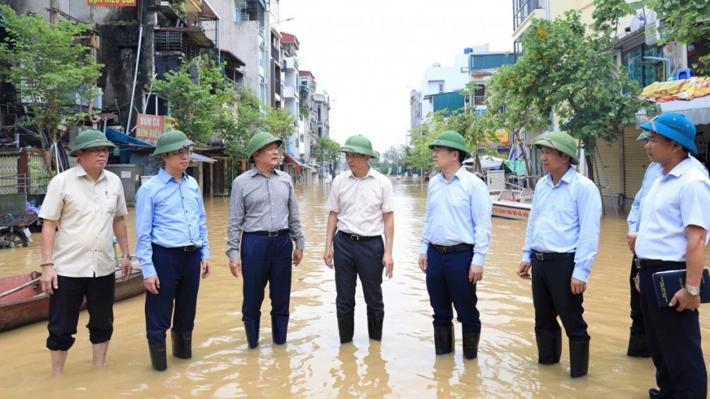 Chủ tịch HĐND Thành phố Nguyễn Ngọc Tuấn kiểm tra công tác chống lũ tại quận Hoàn Kiếm