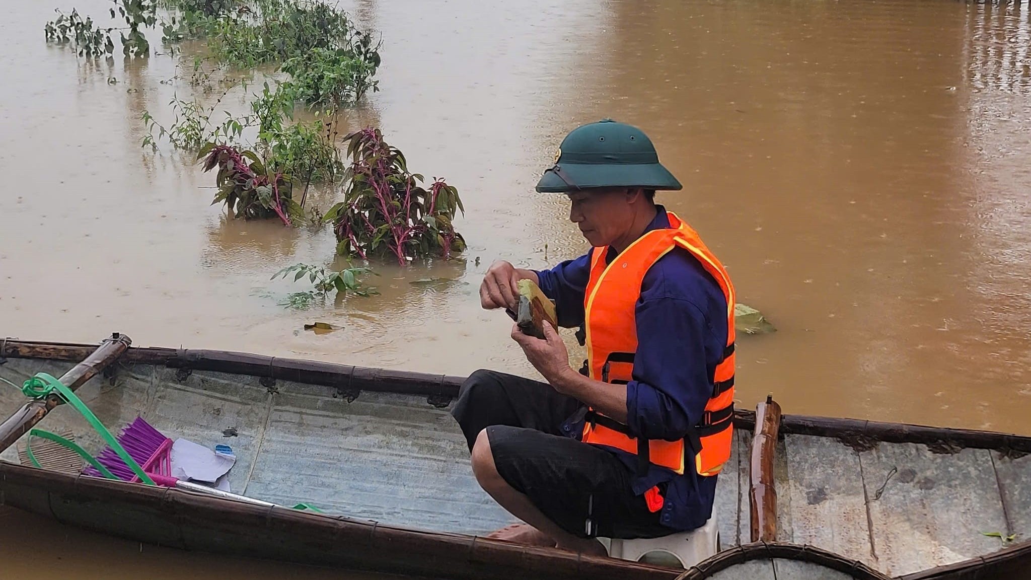 Ấm tình những chiếc bánh chưng trong mùa lũ