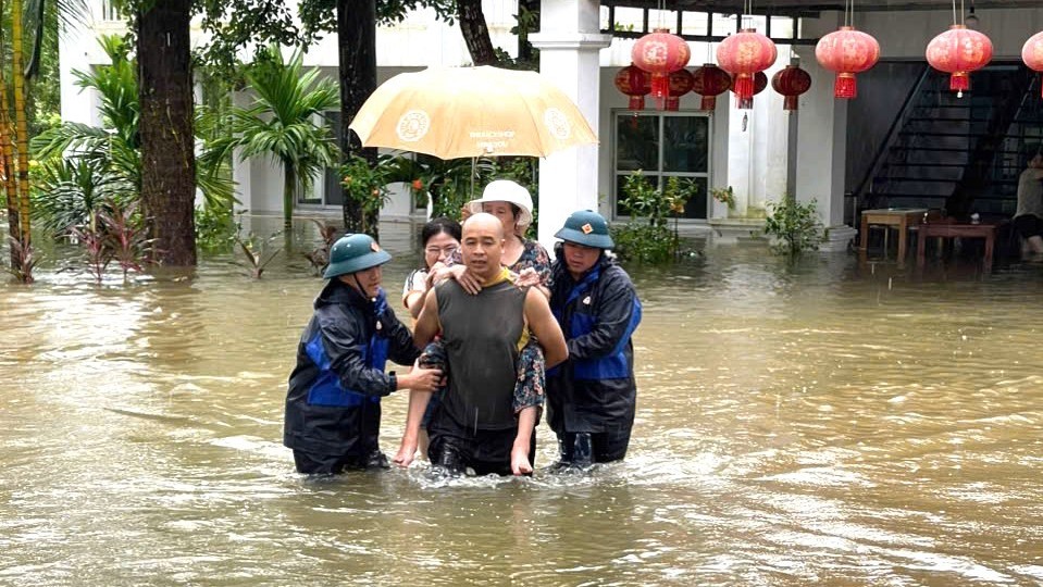 Hình ảnh đẹp về chiến sĩ công an, quân đội giúp người dân Sơn Tây khắc phục bão