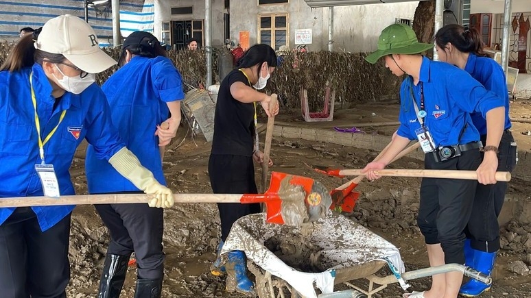 Sinh viên Trường Đại học Điện lực tích cực hỗ trợ người dân vùng lũ