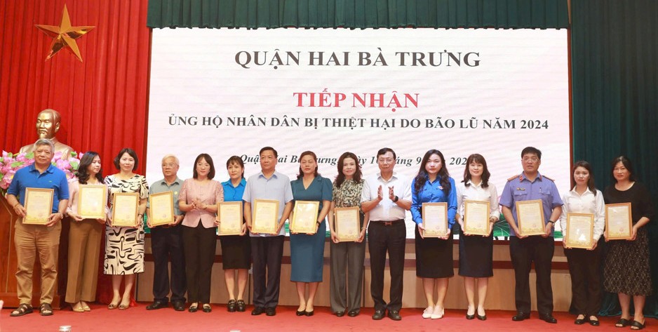 Quận Hai Bà Trưng trao 2,49 tỷ đồng ủng hộ người dân bị thiệt hại do bão số 3