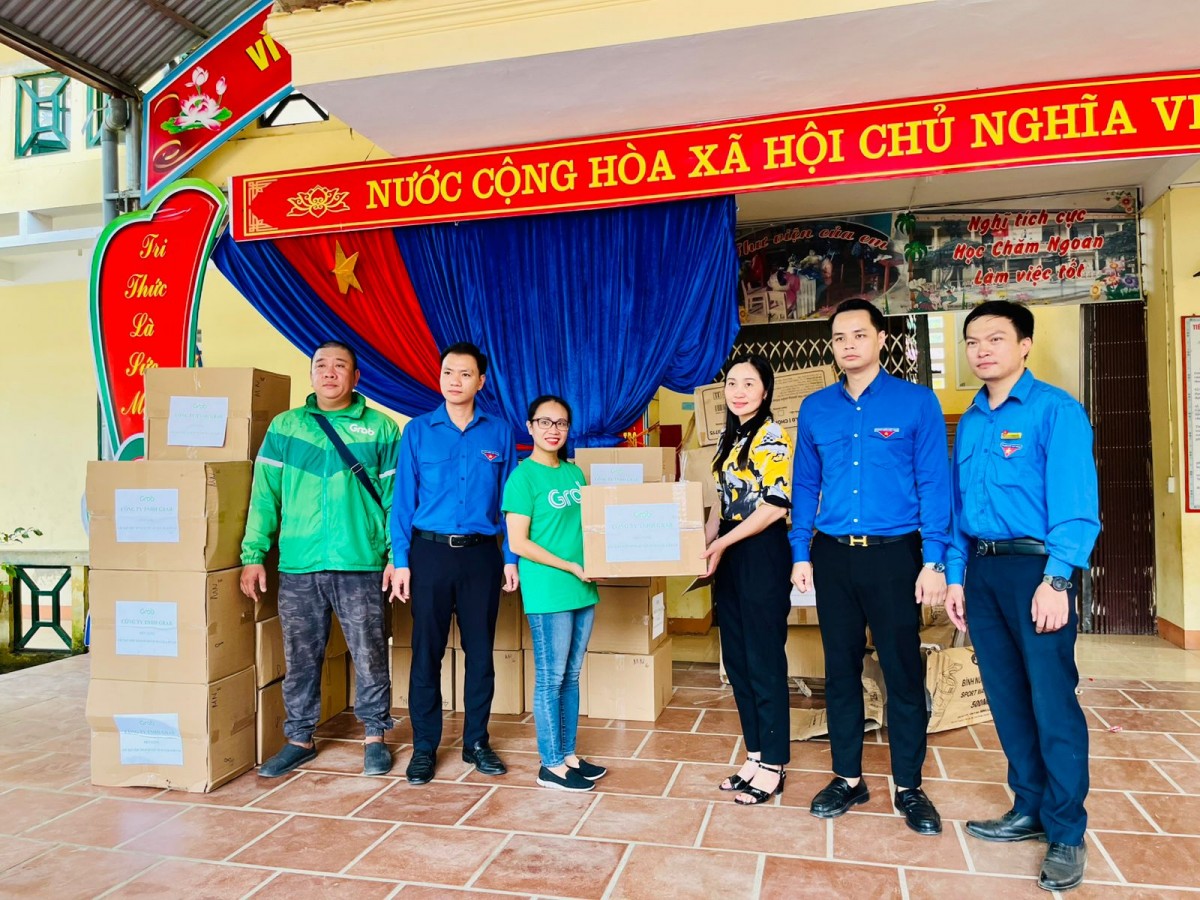 Grab Việt Nam cùng Trung ương Đoàn trao 1.500 phần quà hỗ trợ người dân bị ảnh hưởng bởi bão, lũ