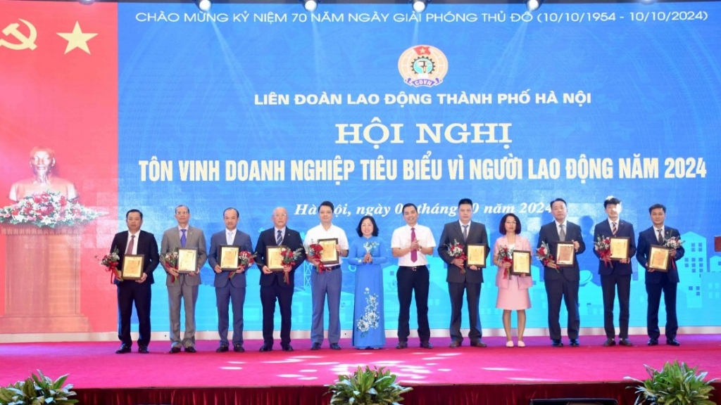 TRỰC TUYẾN: Tôn vinh 100 gương sáng kiến, sáng tạo và 10 doanh nghiệp tiêu biểu vì người lao động