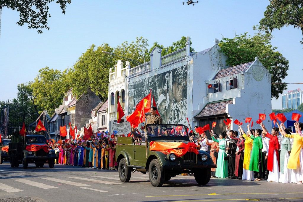 Sáng nay (6/10), hàng nghìn người hòa mình vào "Ngày hội Văn hóa vì Hòa bình" tại Hồ Hoàn Kiếm