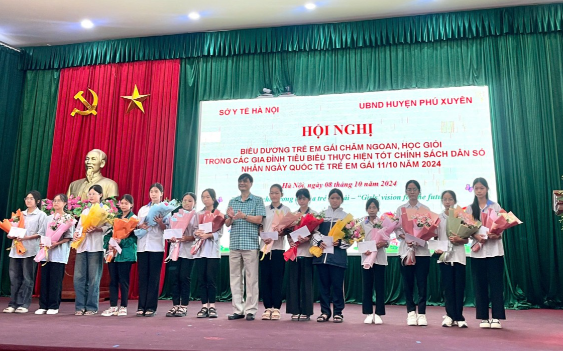 Huyện Phú Xuyên: Biểu dương 100 trẻ em gái chăm ngoan học giỏi