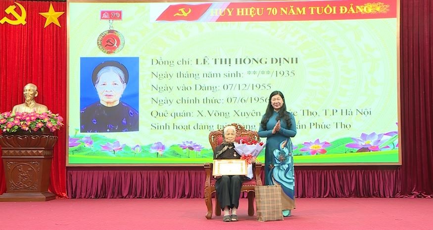 Chủ tịch Ủy ban MTTQ Việt Nam thành phố Hà Nội Nguyễn Lan Hương trao Huy hiệu Đảng tại huyện Phúc Thọ