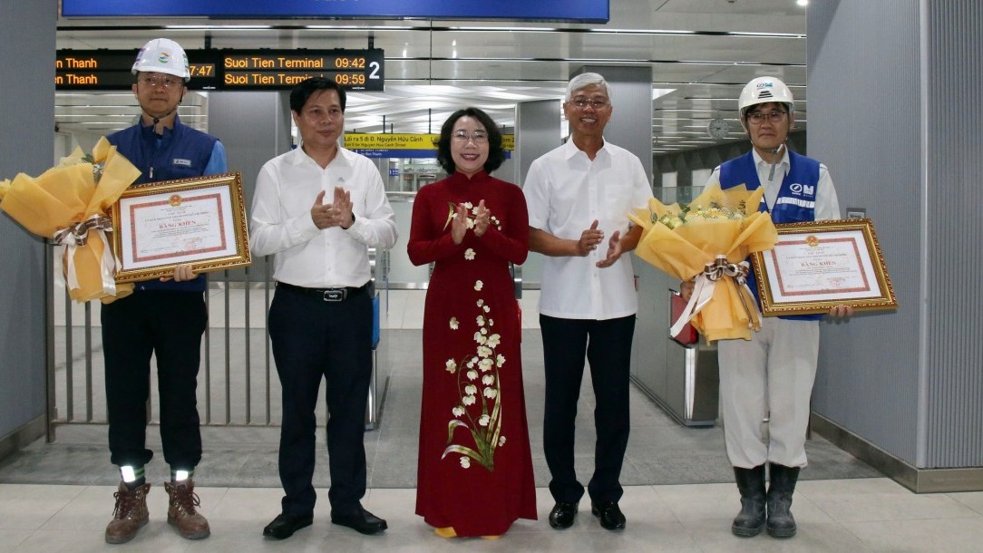 Thành phố Hồ Chí Minh: Trao bằng khen cho các nhà thầu đẩy nhanh tiến độ dự án metro số 1