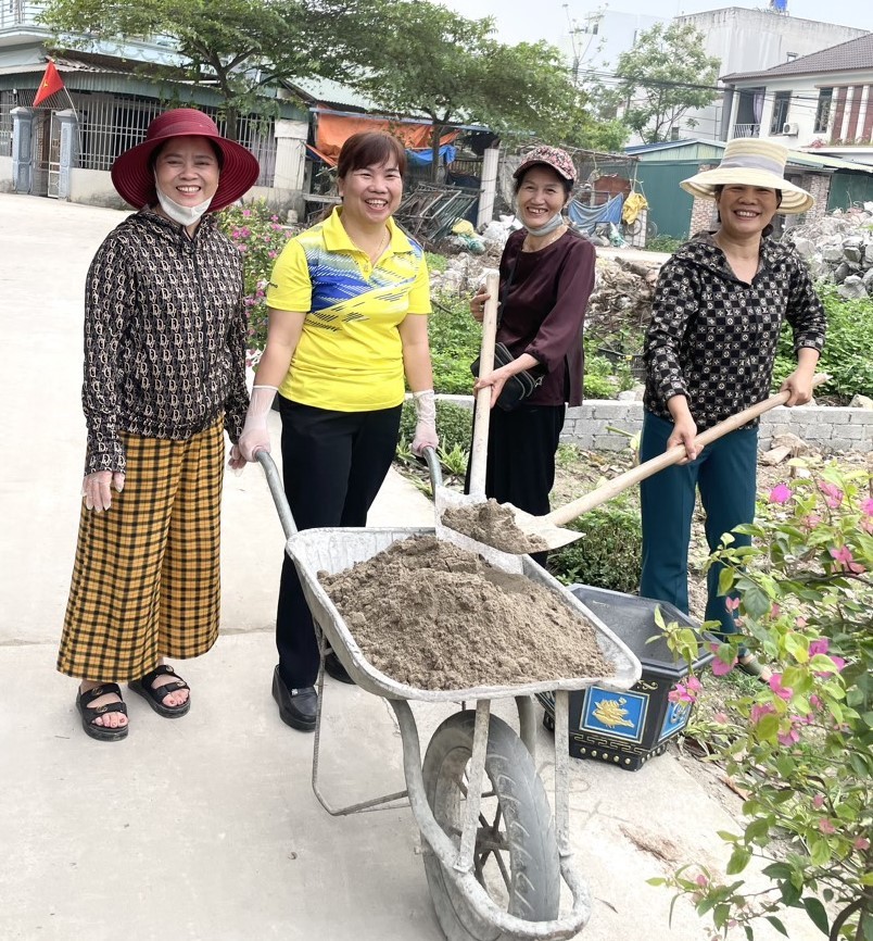 Chi hội trưởng Chi hội Phụ nữ thôn giỏi việc nước, đảm việc nhà