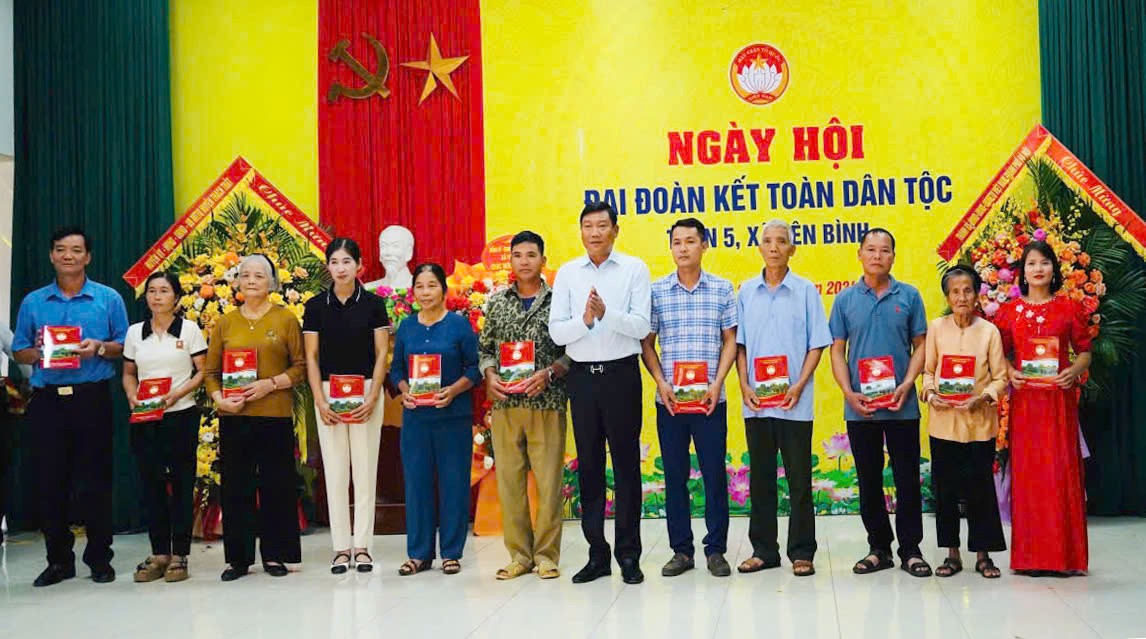 Trưởng ban Dân vận Thành ủy Hà Nội dự Ngày hội Đại đoàn kết toàn dân tộc tại xã Yên Bình