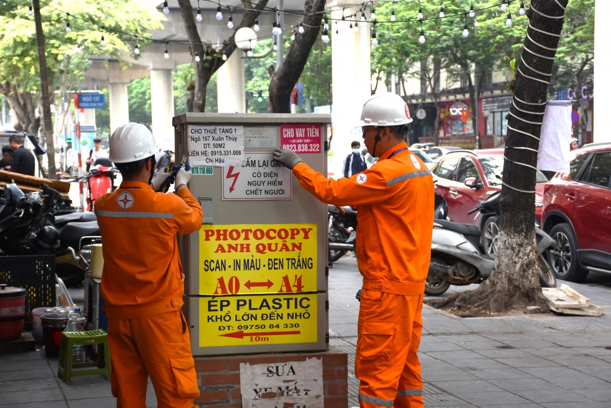 EVNHANOI khuyến cáo không tận dụng trạm điện, tủ điện làm nơi rao vặt