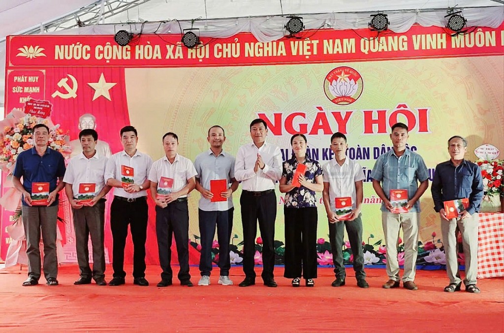 Trưởng ban Dân vận Thành ủy Hà Nội dự Ngày hội Đại đoàn kết toàn dân tộc tại thôn Muôn