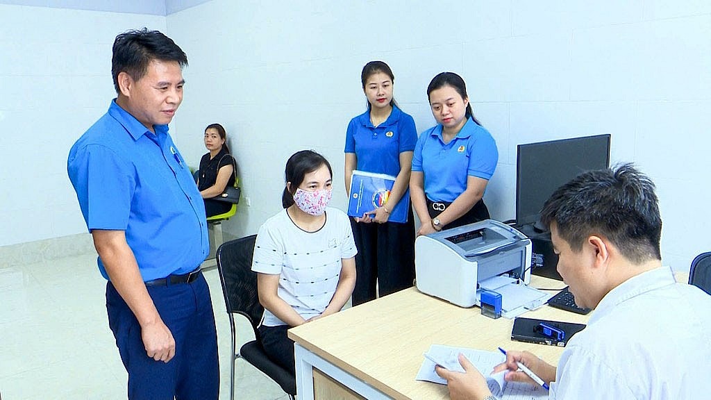 Chú trọng chăm lo cho lao động nữ