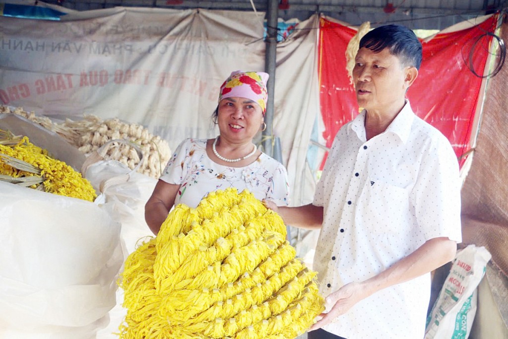 Độc đáo nghề làm hoa tre