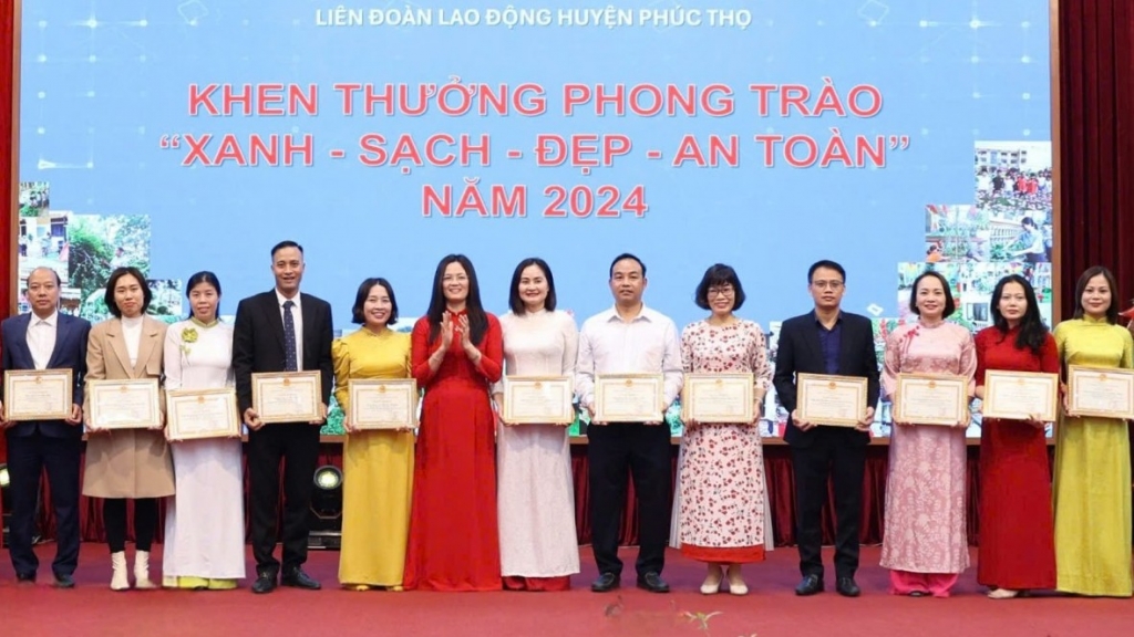 Phúc Thọ: Khen thưởng 35 đơn vị tiêu biểu trong phong trào Xanh - Sạch - Đẹp - An toàn