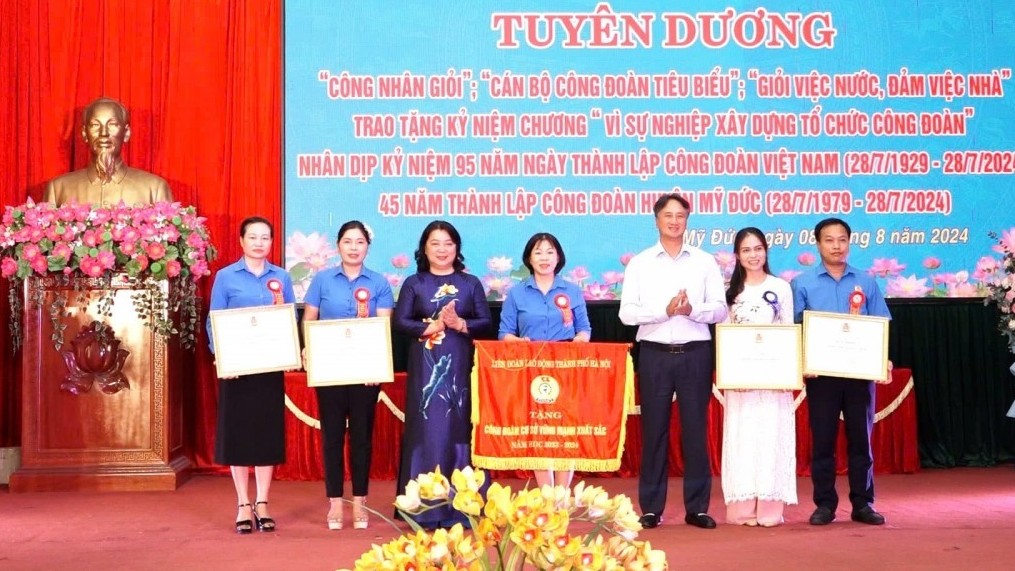 Đẩy mạnh các phong trào thi đua yêu nước trong công nhân, viên chức, lao động