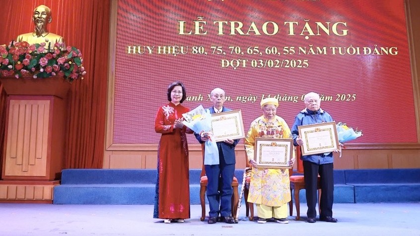 Quận Thanh Xuân trao tặng huy hiệu Đảng đợt 3/2 cho các đảng viên lão thành