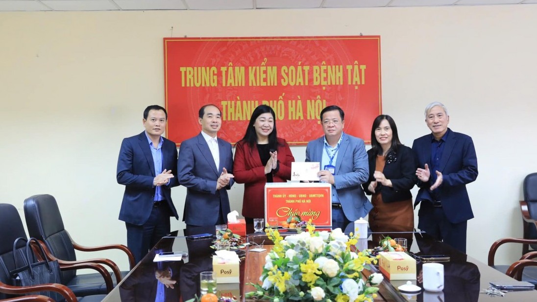 Lãnh đạo Mặt trận Hà Nội thăm, tặng quà Tết Trung tâm Kiểm soát bệnh tật Thành phố