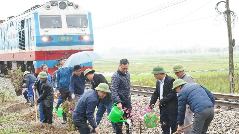 Hưởng ứng phong trào “Đường tàu - Đường hoa” chào mừng 70 năm Ngày thành lập Đảng bộ Tổng Công ty Đường sắt Việt Nam