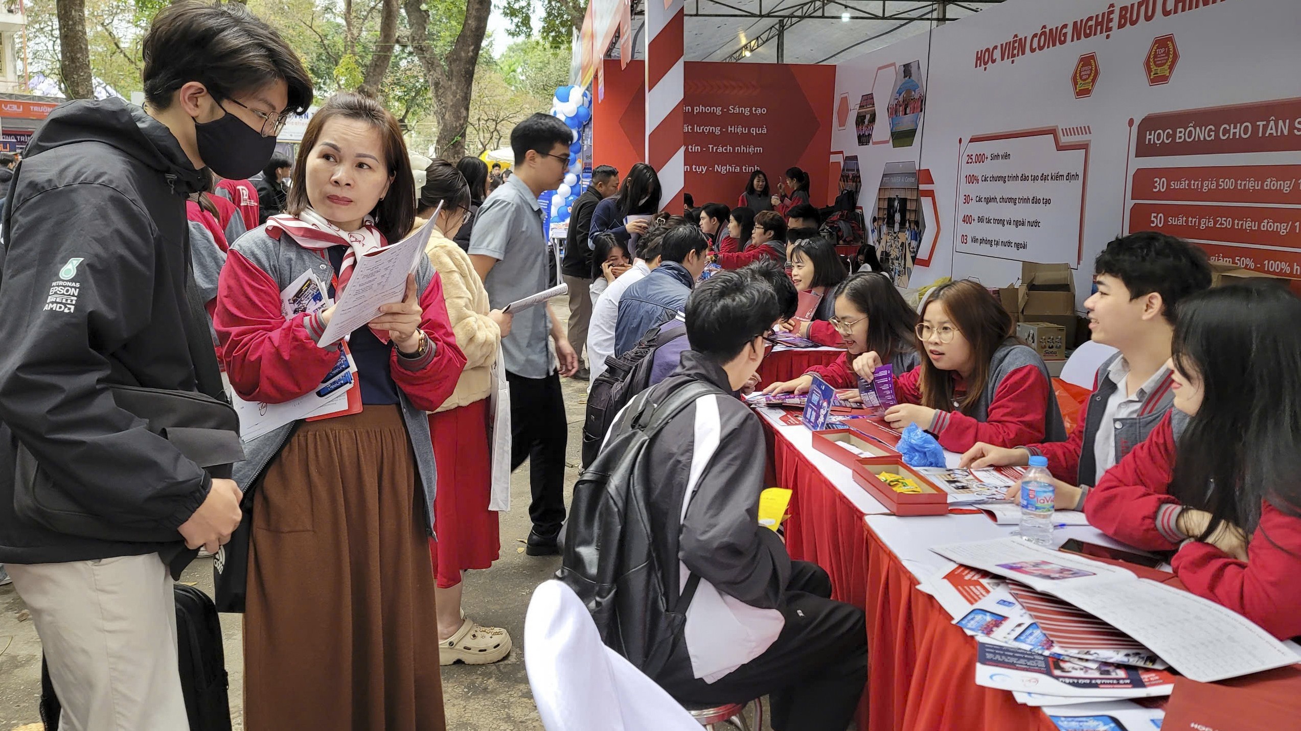 Ngày hội tư vấn tuyển sinh - hướng nghiệp 2025 thu hút hàng nghìn học sinh tham gia