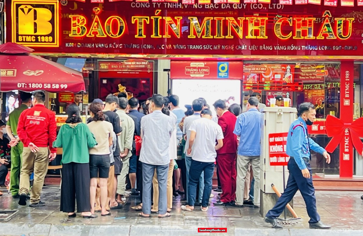 Giá vàng đồng loạt sụt giảm, người dân đua nhau bắt đáy