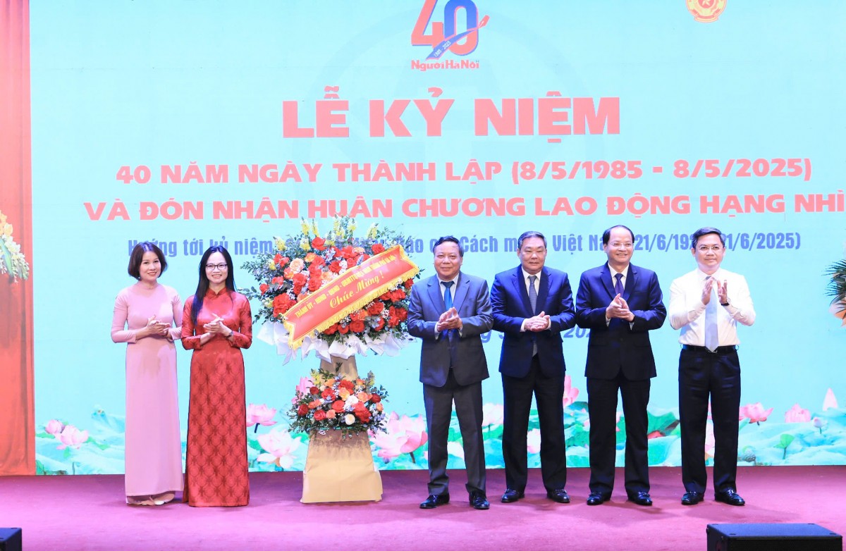 Tạp chí Người Hà Nội đón nhận Huân chương Lao động hạng Nhì