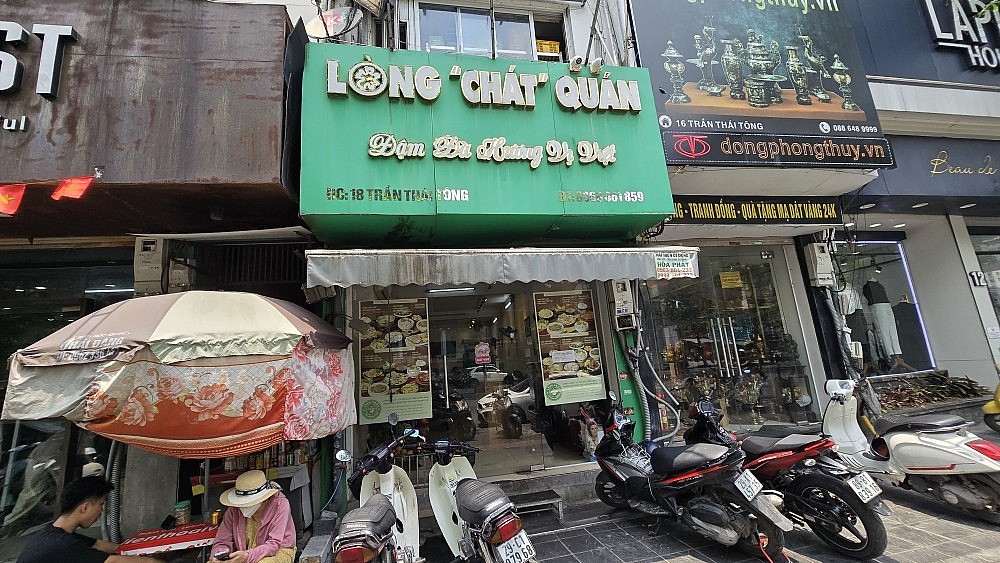 Kiểm tra đột xuất cơ sở kinh doanh Lòng Chát tại 18 Trần Thái Tông